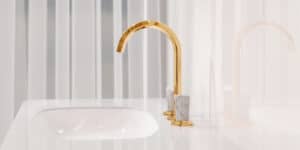 Featured image showing the new SHADÓ series from JÖRGER Design in a modern bright bathroom. The faucet combines fine natural stone and luxurious metal to create an extraordinary mix of aesthetics and craftsmanship.